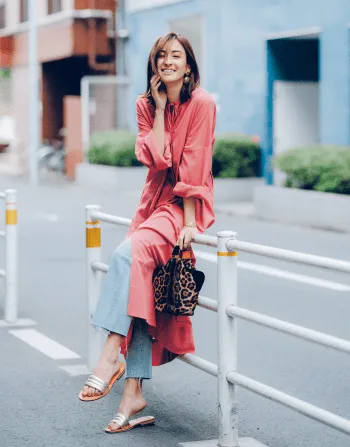 ストレートデニムパンツ×サーモンピンクのシャツワンピの秋冬大人カジュアルなデニムワイドパンツコーデ