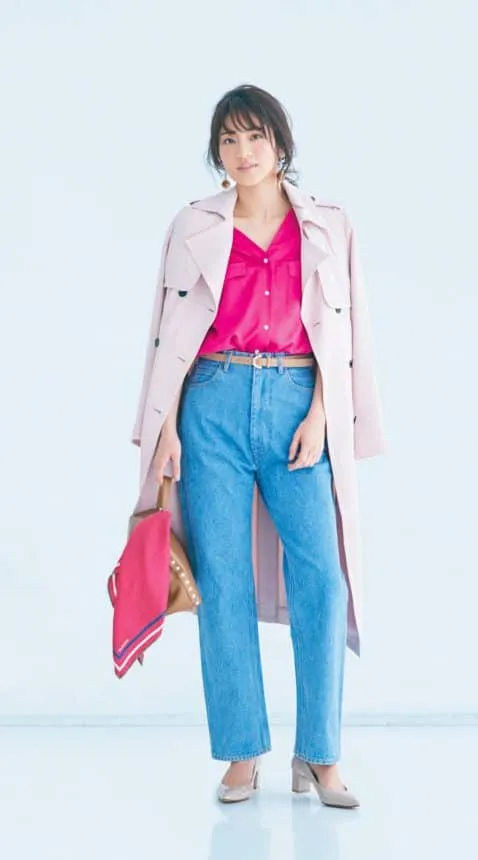ストレートデニムパンツ×ピンクシャツ×薄ピンクジャケットの秋冬大人カジュアルなデニムワイドパンツコーデ