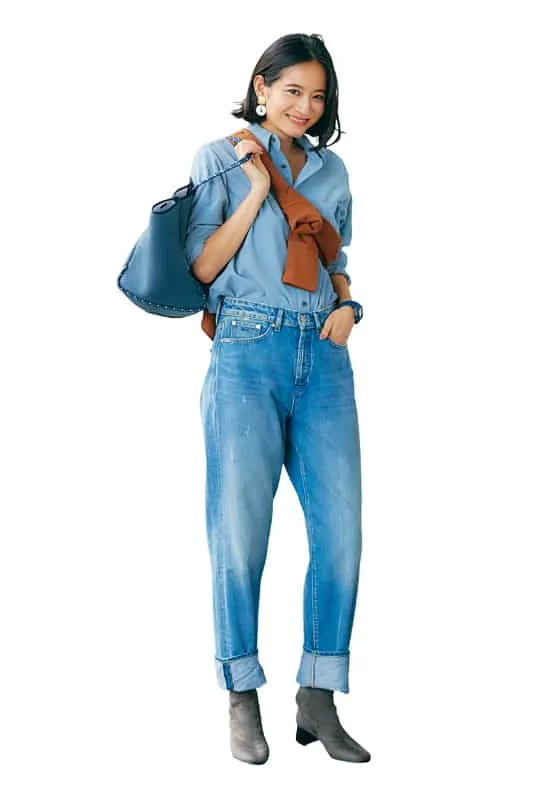 ストレートデニムパンツ×ブルーシャツの秋冬大人カジュアルなデニムワイドパンツコーデ