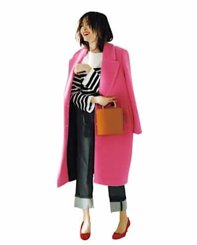 ストレートデニムパンツ×ボーダー×ピンクコート×赤パンプスの秋冬大人カジュアルなデニムワイドパンツコーデ