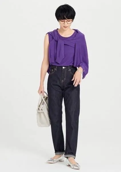 ストレートデニムパンツ×パープルニットの秋冬大人カジュアルなデニムワイドパンツコーデ