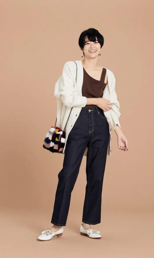 ストレートデニムパンツ×ニットカーデの秋冬大人カジュアルなデニムワイドパンツコーデ