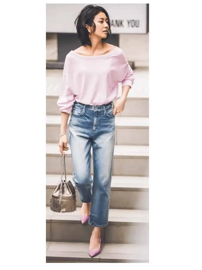 ピンクニット×ストレートデニムパンツの秋冬大人カジュアルなデニムワイドパンツコーデ