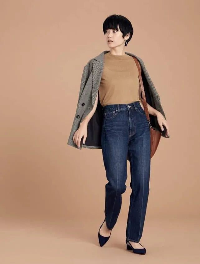 グレージャケット×ストレートデニムパンツ×ブラウントップスの秋冬大人カジュアルなデニムワイドパンツコーデ