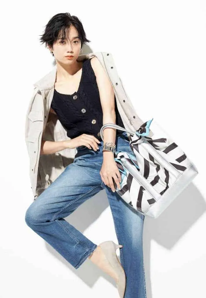 ストレートデニムパンツ×白ジャケット×黒タンクトップの秋冬大人カジュアルなデニムワイドパンツコーデ