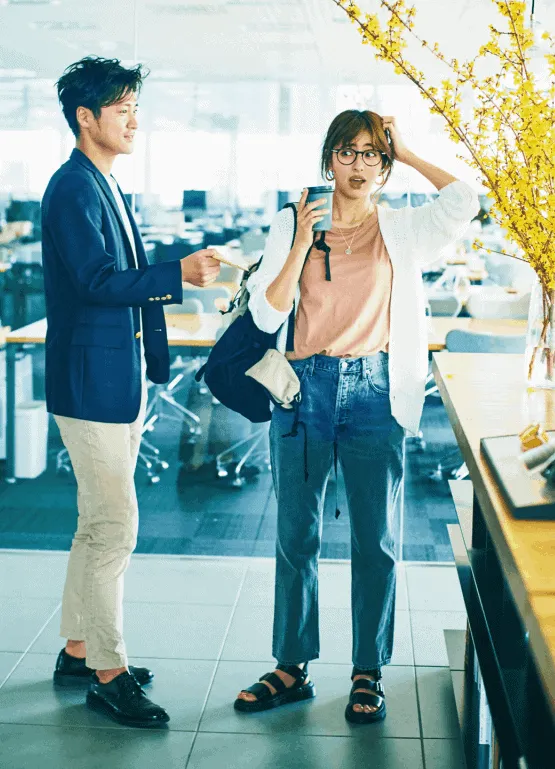 ストレートデニムパンツ×ピンクベージュTシャツ×白カーディガンの秋冬大人カジュアルなデニムワイドパンツコーデ