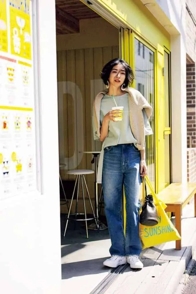 ストレートデニムパンツ×コットンTシャツの秋冬大人カジュアルなデニムワイドパンツコーデ