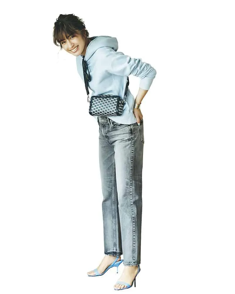 グレーのストレートデニム×水色パーカーの秋冬大人カジュアルなデニムワイドパンツコーデ