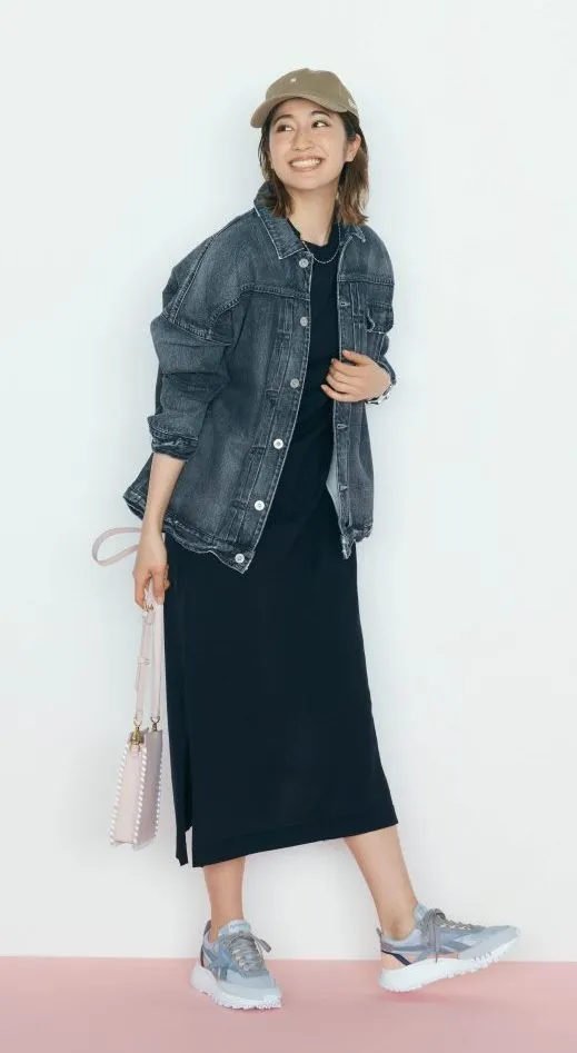 黒ワンピース×グレースニーカー×デニムジャケットの春夏黒ワンピースコーデ