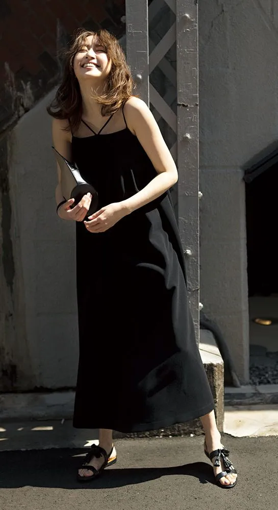 黒ロングワンピース×黒サンダルの春夏黒ワンピースコーデ