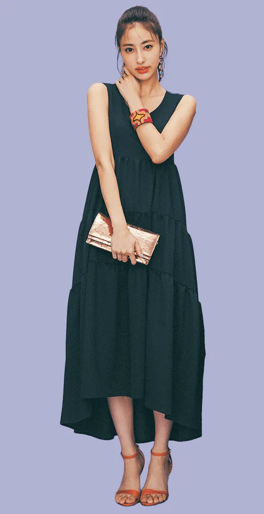 黒ティアードワンピース×オレンジサンダルの春夏黒ワンピースコーデ