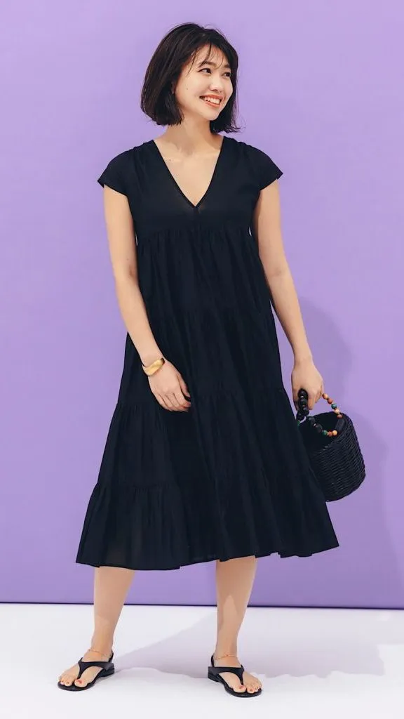 黒ティアードワンピース×黒サンダルの春夏黒ワンピースコーデ