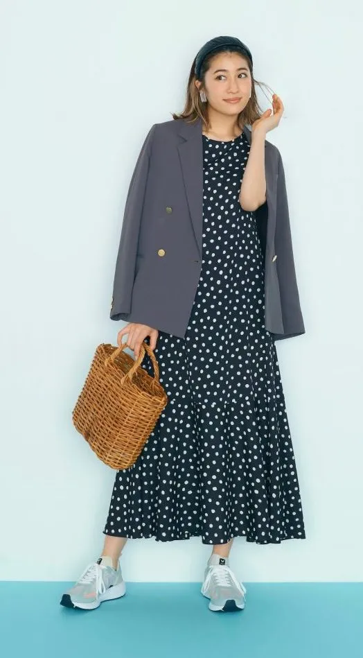 ドット柄黒ワンピース×グレージャケットの春夏黒ワンピースコーデ