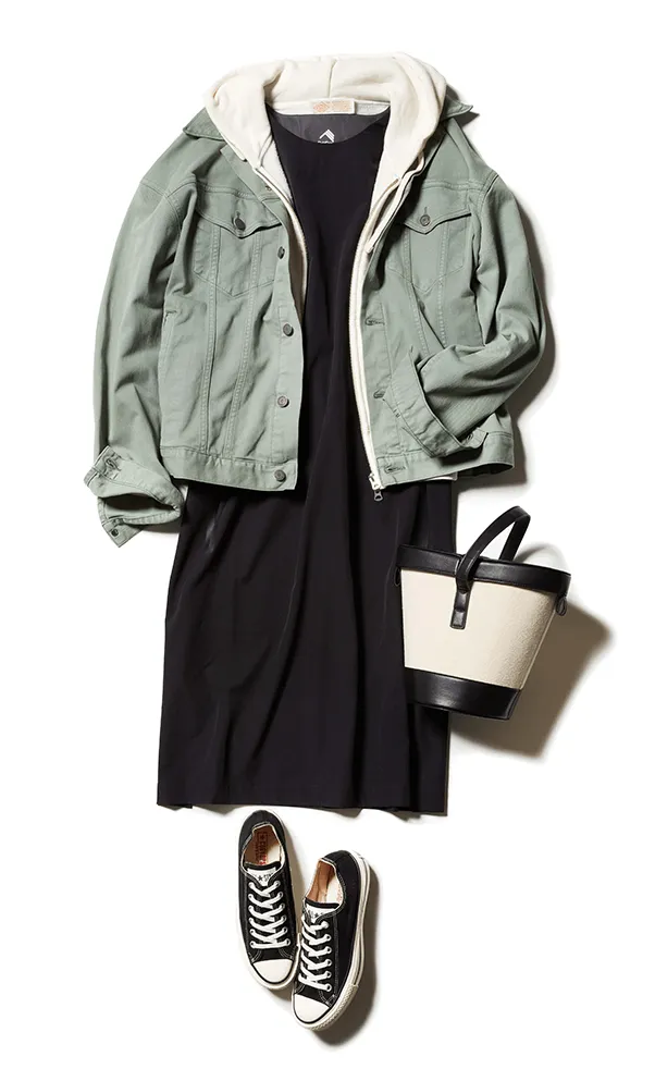 黒ワンピース×カーキデニムジャケットの春夏黒ワンピースコーデ