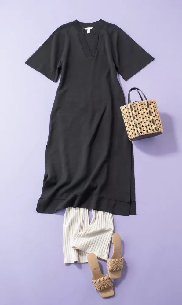 黒ニットワンピース×白リブニットパンツの春夏黒ワンピースコーデ