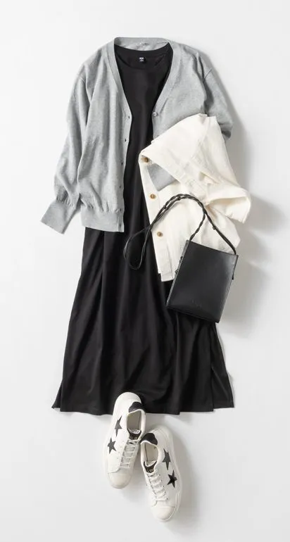黒ワンピース×グレーカーディガンの春夏黒ワンピースコーデ