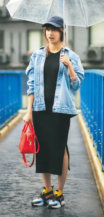 黒ワンピース×Gジャンの春夏黒ワンピースコーデ