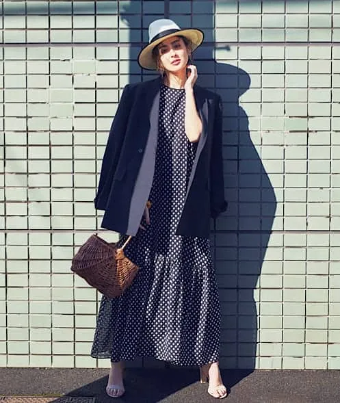 ドット柄黒ワンピース×ジャケットの春夏黒ワンピースコーデ