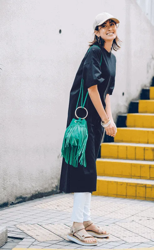 黒のTシャツワンピ×スポサンの春夏黒ワンピースコーデ