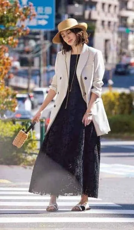 黒ワンピース×ベージュジャケットの春夏黒ワンピースコーデ