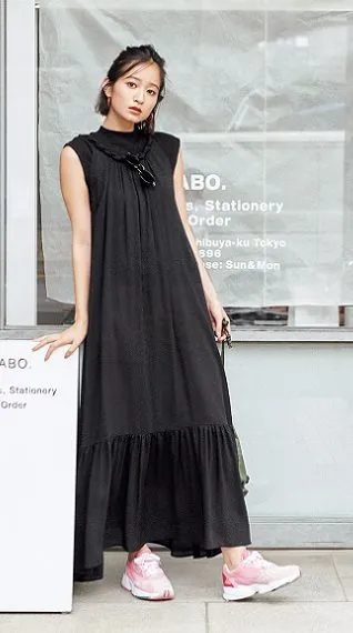 黒ロングワンピース×ピンクスニーカーの春夏黒ワンピースコーデ