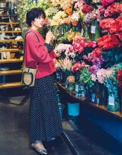 ドット柄黒ワンピース×ピンクニットの春夏黒ワンピースコーデ