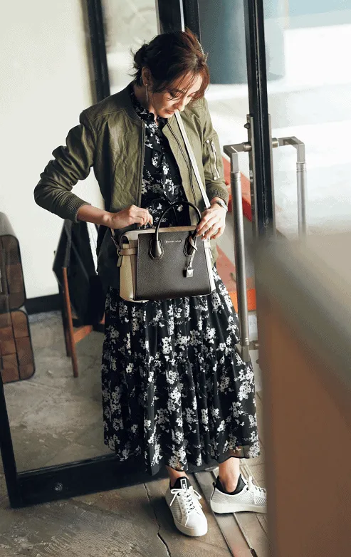 花柄黒ワンピース×白スニーカーの春夏黒ワンピースコーデ