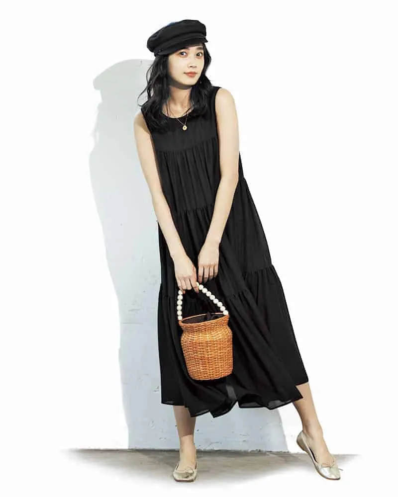 黒ワンピース×シルバーのフラットパンプスの春夏黒ワンピースコーデ