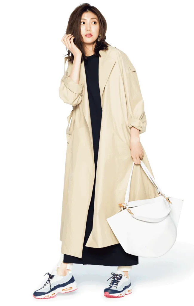 黒ワンピース×トレンチコートの春夏黒ワンピースコーデ