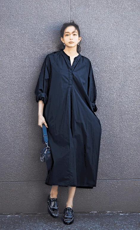 黒ワンピース×黒ローファーの春夏黒ワンピースコーデ