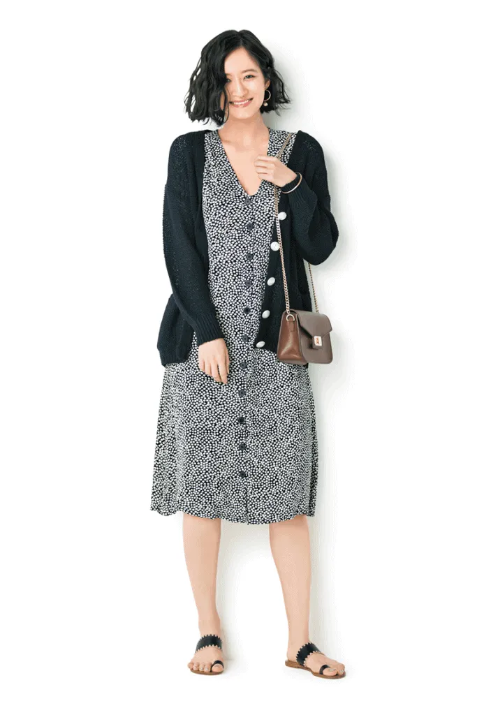 小花柄黒ワンピース×黒カーディガンの春夏黒ワンピースコーデ