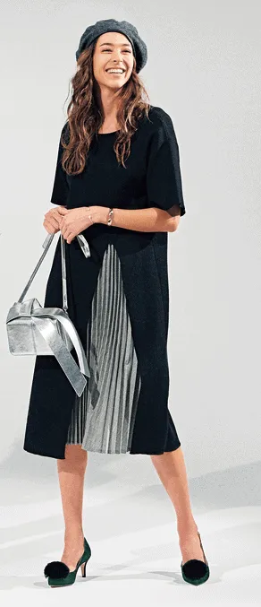 黒ワンピース×シルバーバッグの春夏黒ワンピースコーデ