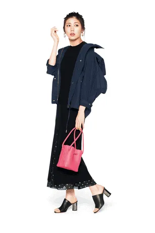 黒ワンピース×マウンテンパーカの春夏黒ワンピースコーデ