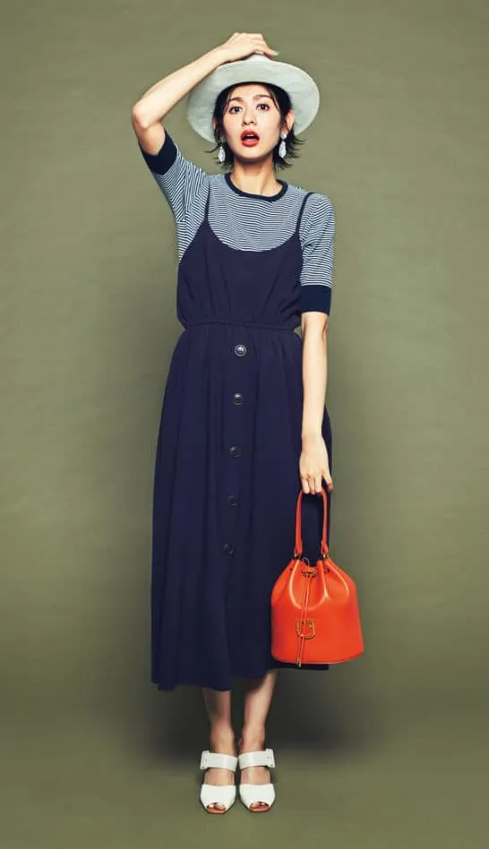 黒ワンピース×ボーダーニットの春夏黒ワンピースコーデ