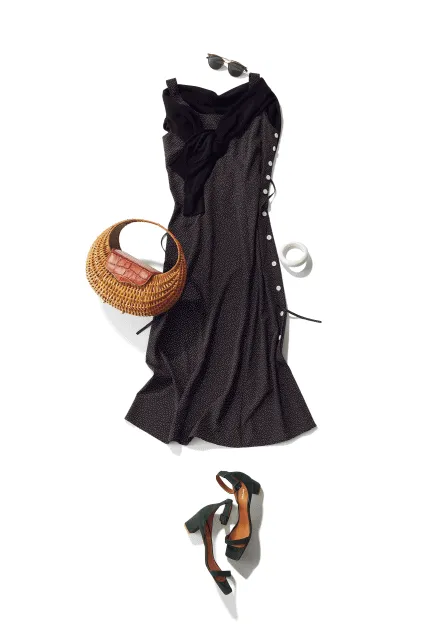 黒ワンピース×かごバッグの春夏黒ワンピースコーデ