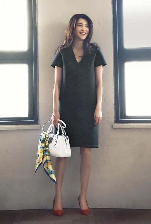 黒ワンピース×赤パンプスの春夏黒ワンピースコーデ