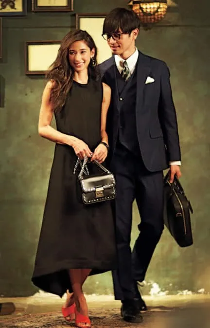 黒ワンピース×赤サンダルの春夏黒ワンピースコーデ