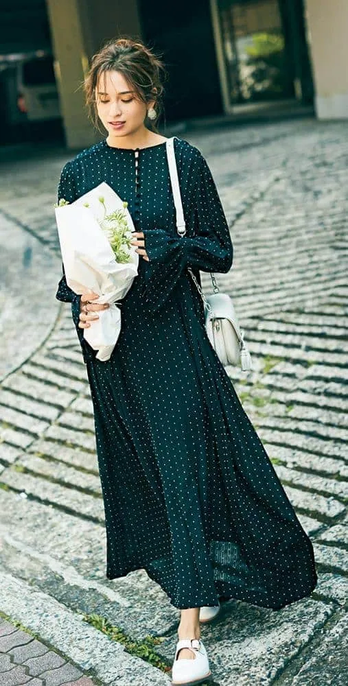 ドット柄黒ワンピース×白フラットシューズの春夏黒ワンピースコーデ