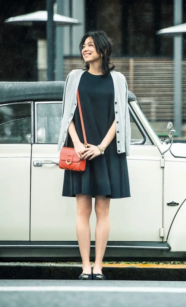 黒ワンピース×グレーカーディガンの春夏黒ワンピースコーデ