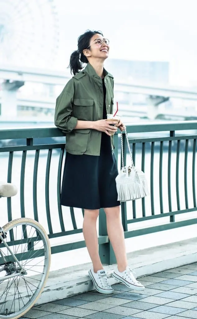 黒ワンピース×白スニーカーの春夏黒ワンピースコーデ