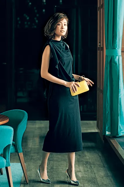 黒ワンピース×シルバーパンプスの春夏黒ワンピースコーデ