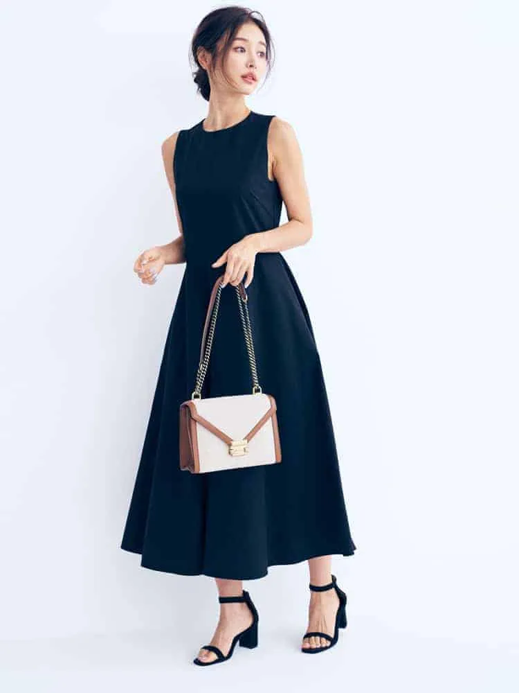 黒ワンピース×黒サンダルの春夏黒ワンピースコーデ