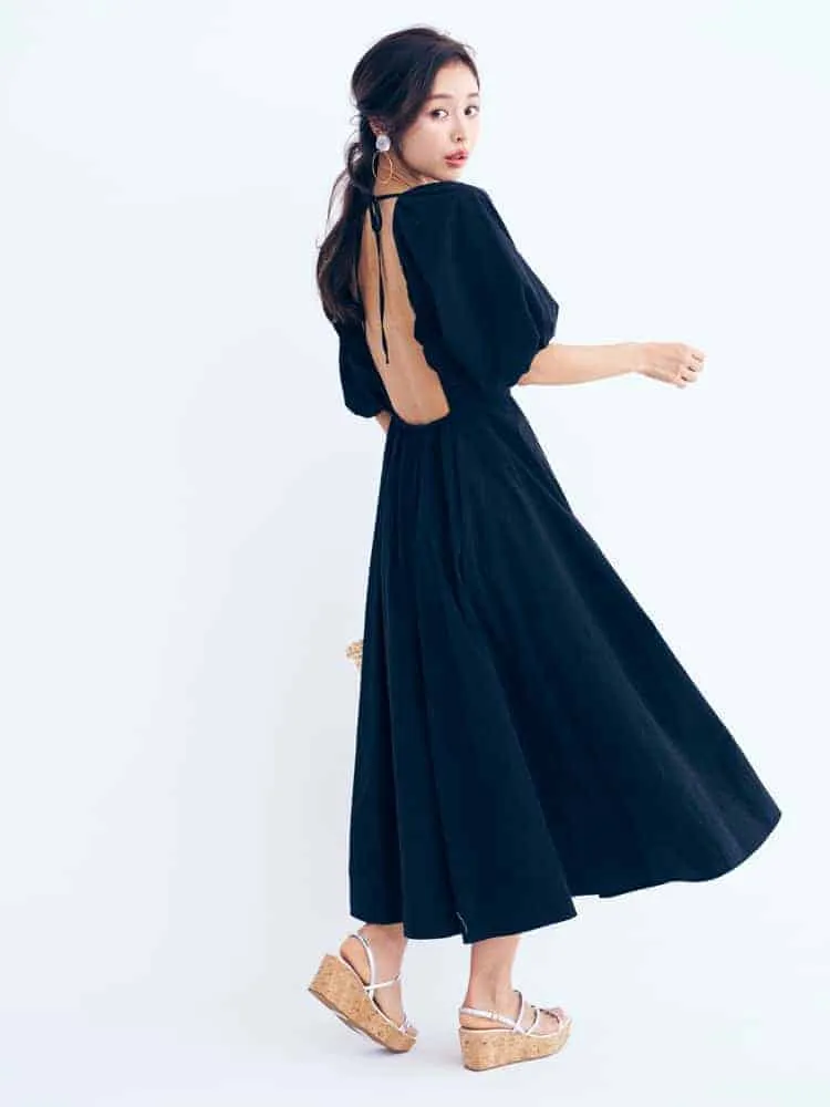 黒ワンピース×サンダルの春夏黒ワンピースコーデ