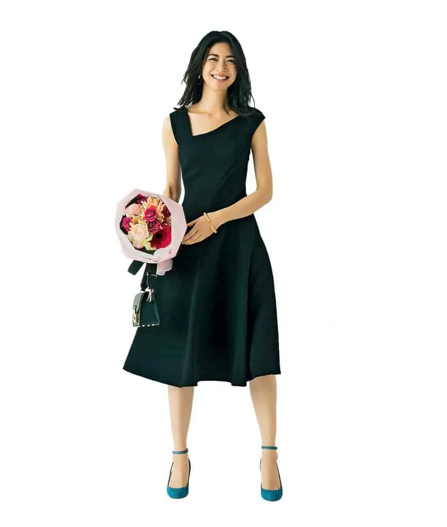 黒ワンピース×パンプスの春夏黒ワンピースコーデ