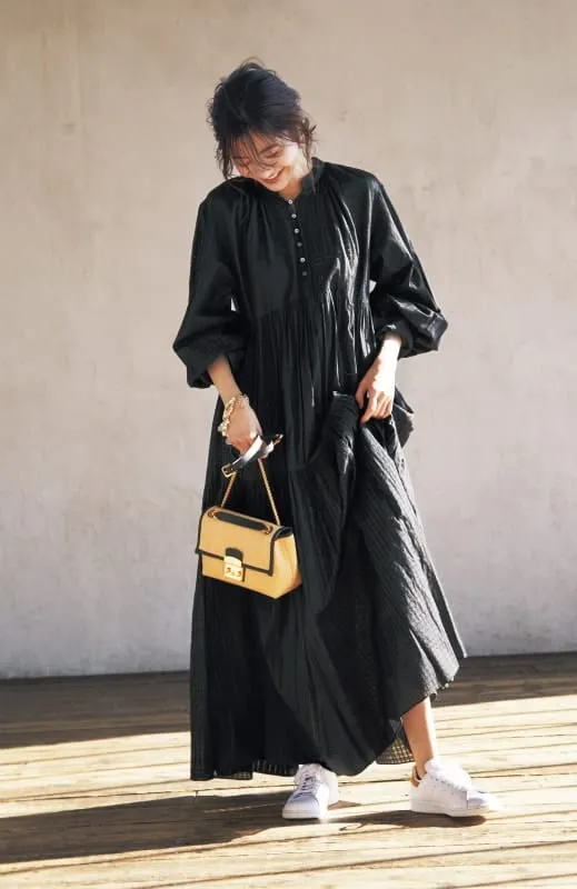 黒ワンピース×白スニーカーの春夏黒ワンピースコーデ