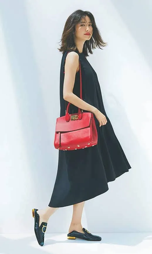 黒ワンピース×黒ローファーの春夏黒ワンピースコーデ