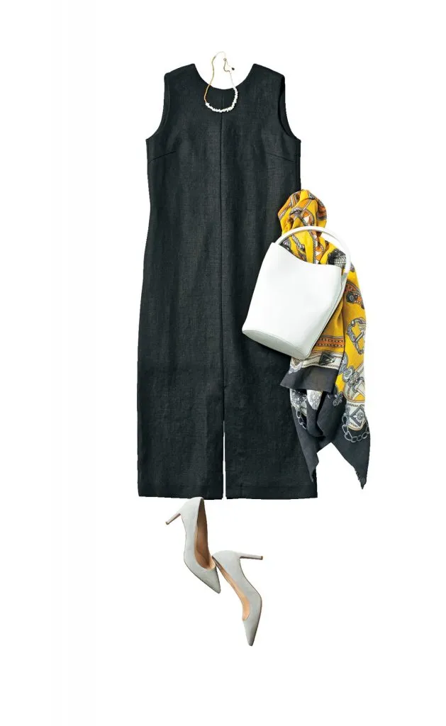 黒ワンピース×白バッグの春夏黒ワンピースコーデ