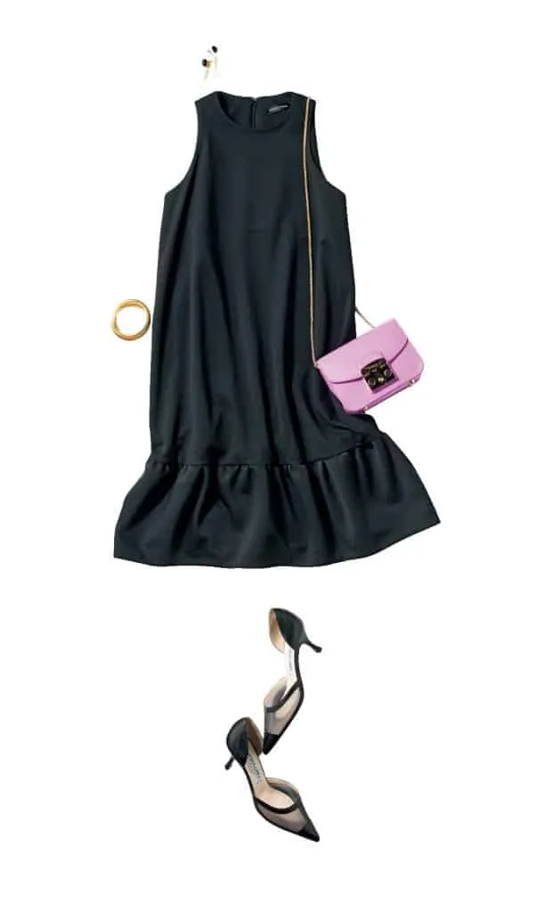 黒ワンピース×ピンクのミニバッグの春夏黒ワンピースコーデ