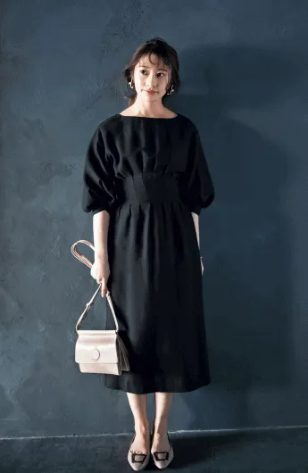 黒ワンピース×フラットパンプスの春夏黒ワンピースコーデ