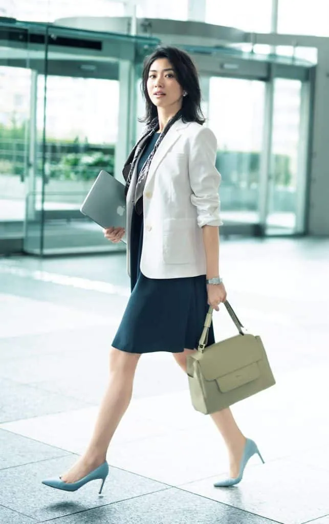 黒ワンピース×ジャケットの春夏黒ワンピースコーデ